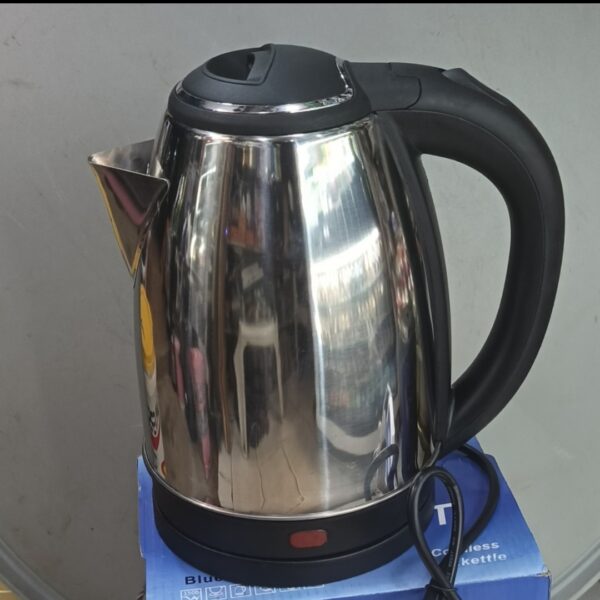 B FER à REPASSER + BOUILLOIRE: 10.000 FCFA