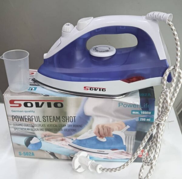 FER. FER à REPASSER + BOUILLOIRE: 10.000 FCFA